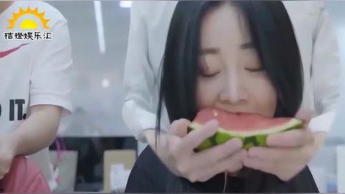 单身小姐姐吃瓜,单身小姐姐的瓜田奇遇记