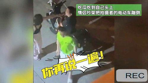 重庆吵架拍照吃瓜,围观拍照，吃瓜群众成焦点